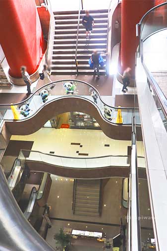 Colors of the mall as mainly red and brown