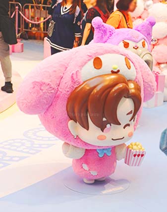 Festival Walk Mirror figurines